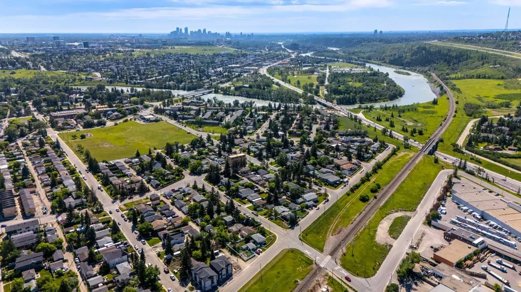6429 33 Avenue NW Calgary AB T3B 1K9