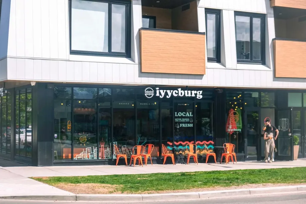 907 35a Street NW Calgary AB T2N 3A5