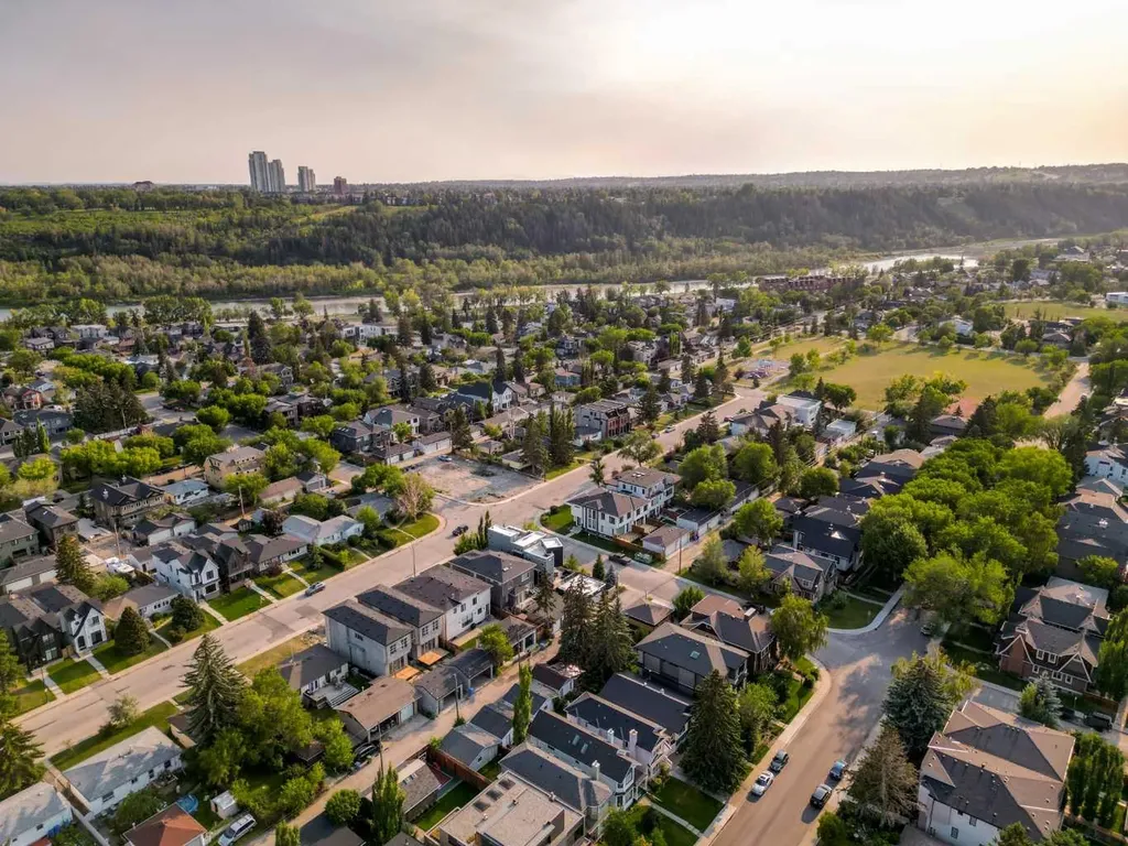 907 35a Street NW Calgary AB T2N 3A5