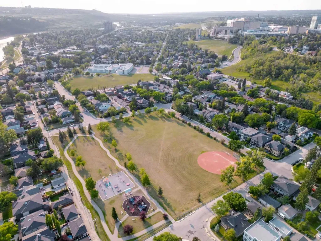 907 35a Street NW Calgary AB T2N 3A5