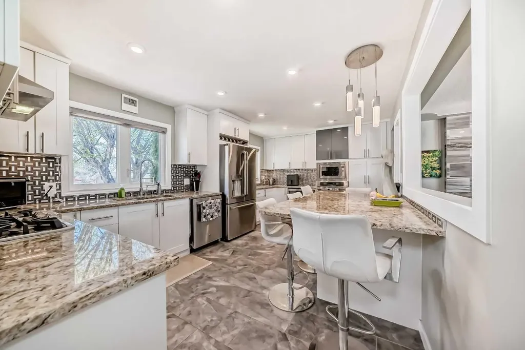 29 Chisholm Crescent NW Calgary AB T2L 0Y9