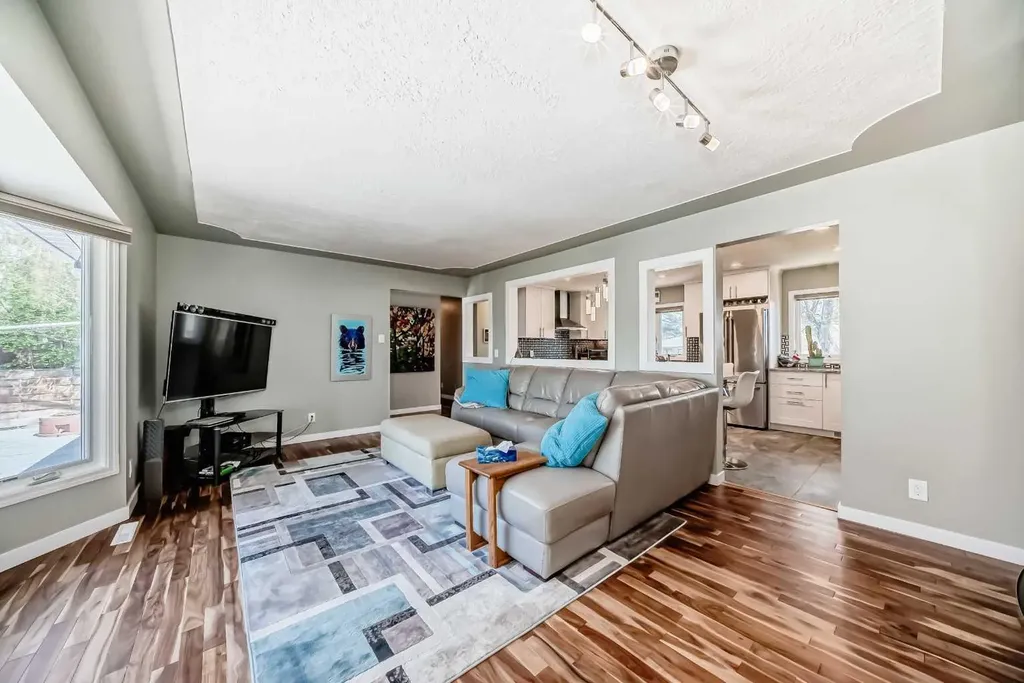 29 Chisholm Crescent NW Calgary AB T2L 0Y9