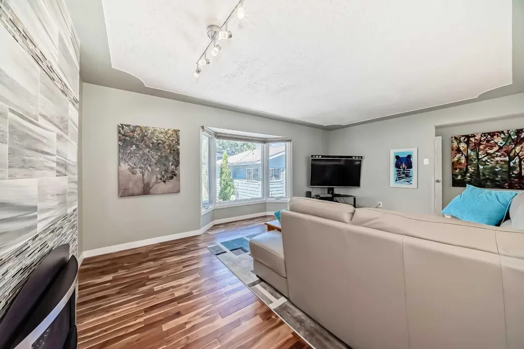 29 Chisholm Crescent NW Calgary AB T2L 0Y9