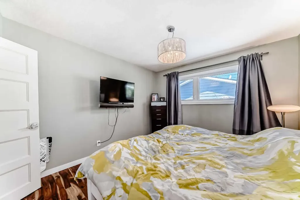 29 Chisholm Crescent NW Calgary AB T2L 0Y9