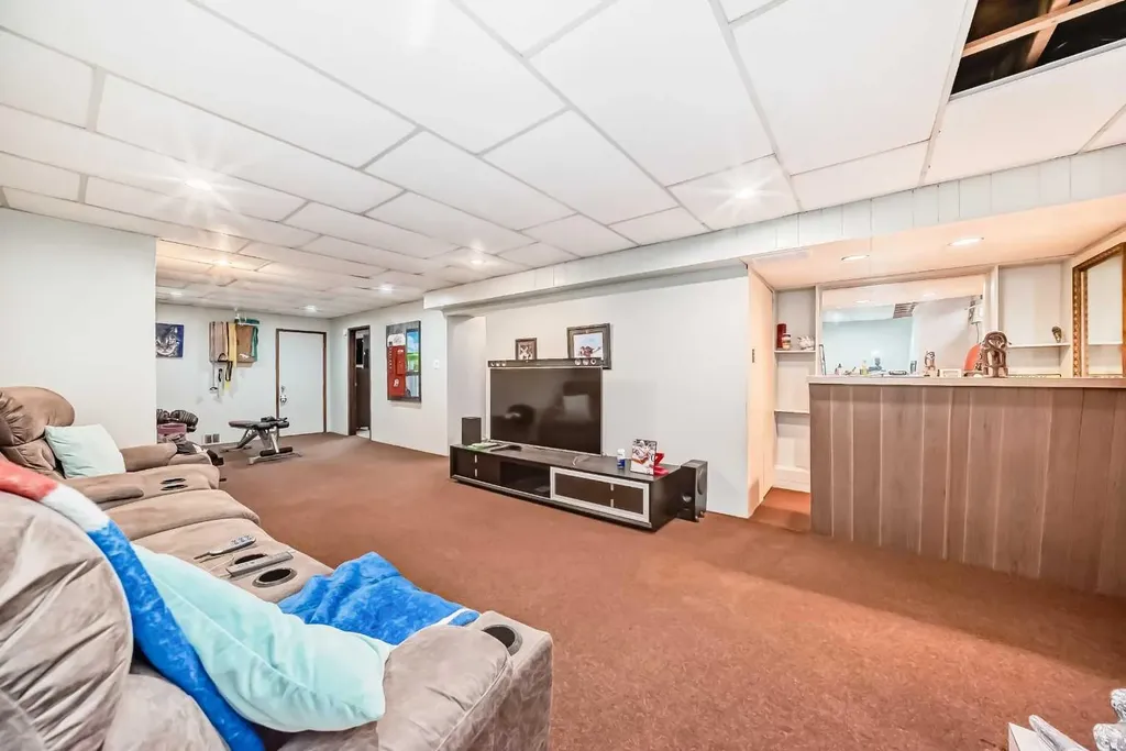 29 Chisholm Crescent NW Calgary AB T2L 0Y9