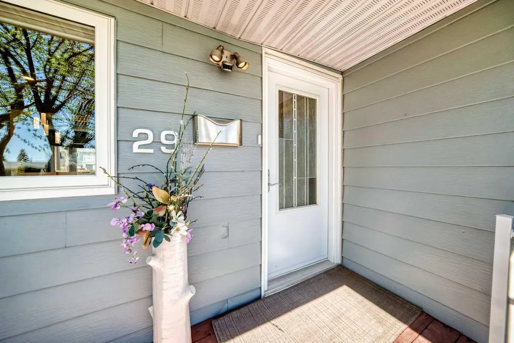 29 Chisholm Crescent NW Calgary AB T2L 0Y9