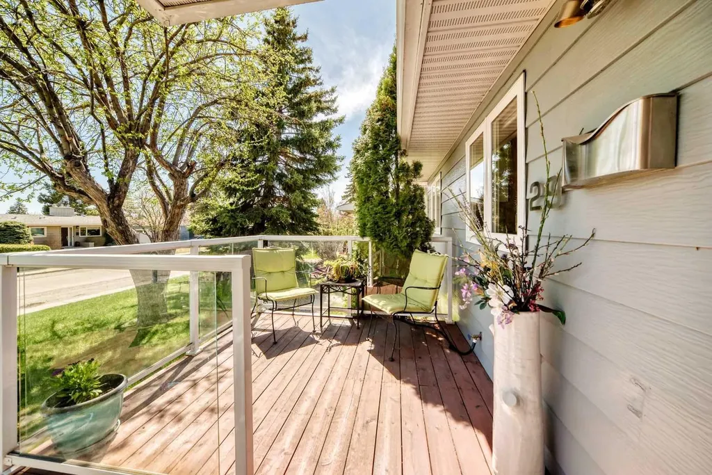 29 Chisholm Crescent NW Calgary AB T2L 0Y9