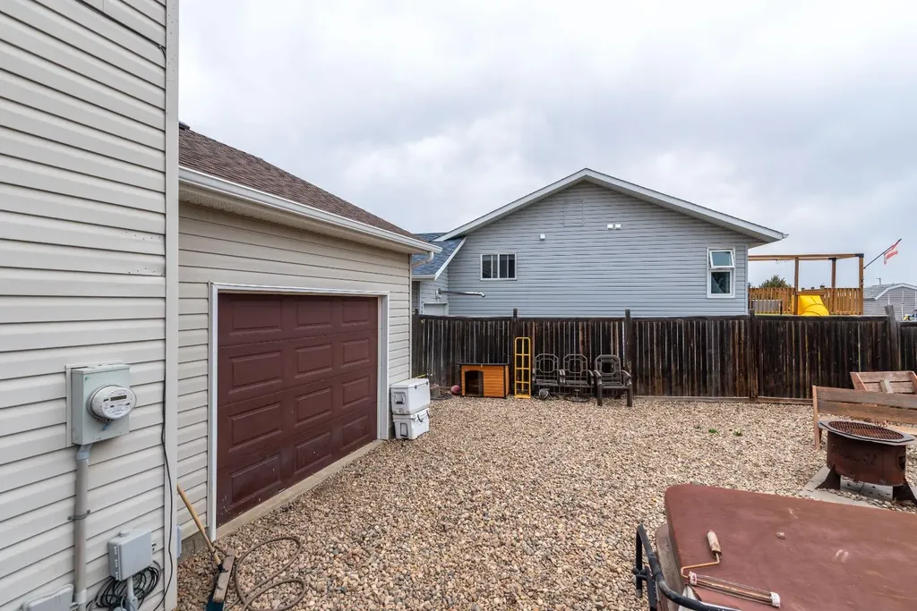 2305 51 Avenue Lloydminster AB T9V 3H3