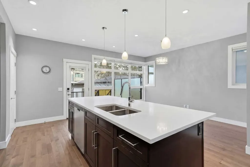 2018 37 Street SW Calgary AB T3E 3A6