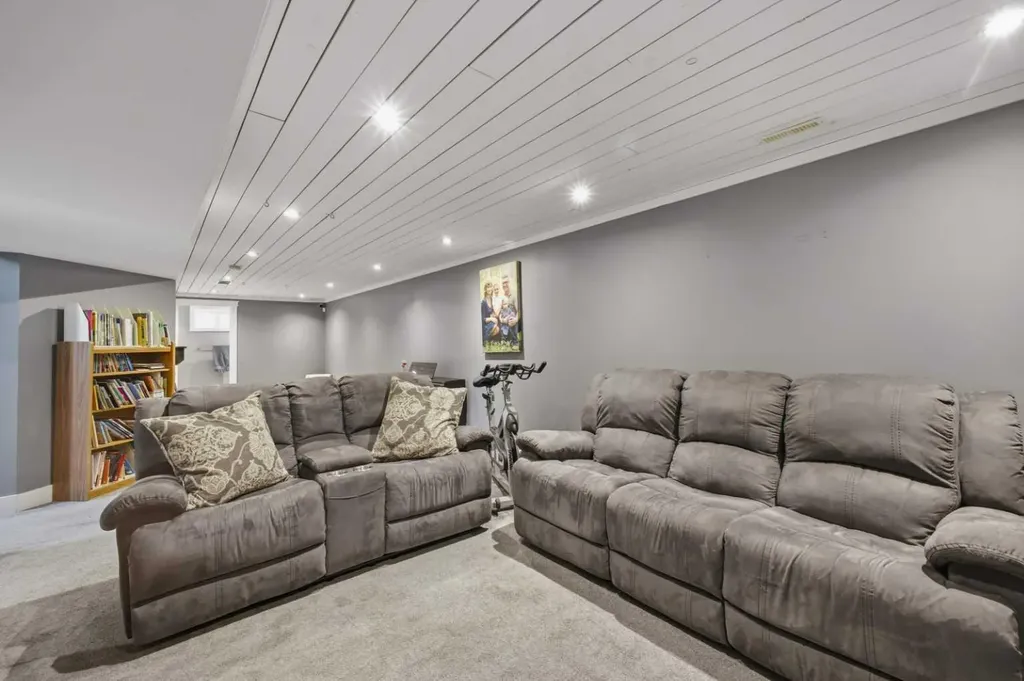 6 Otterbury Avenue Red Deer AB T4N 4Z9