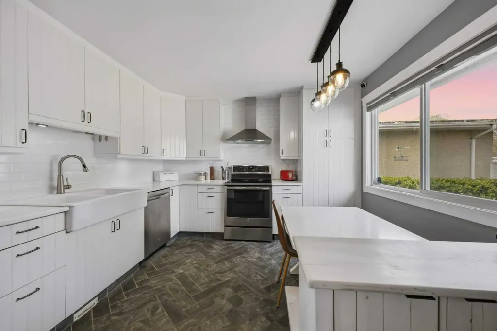 6 Otterbury Avenue Red Deer AB T4N 4Z9