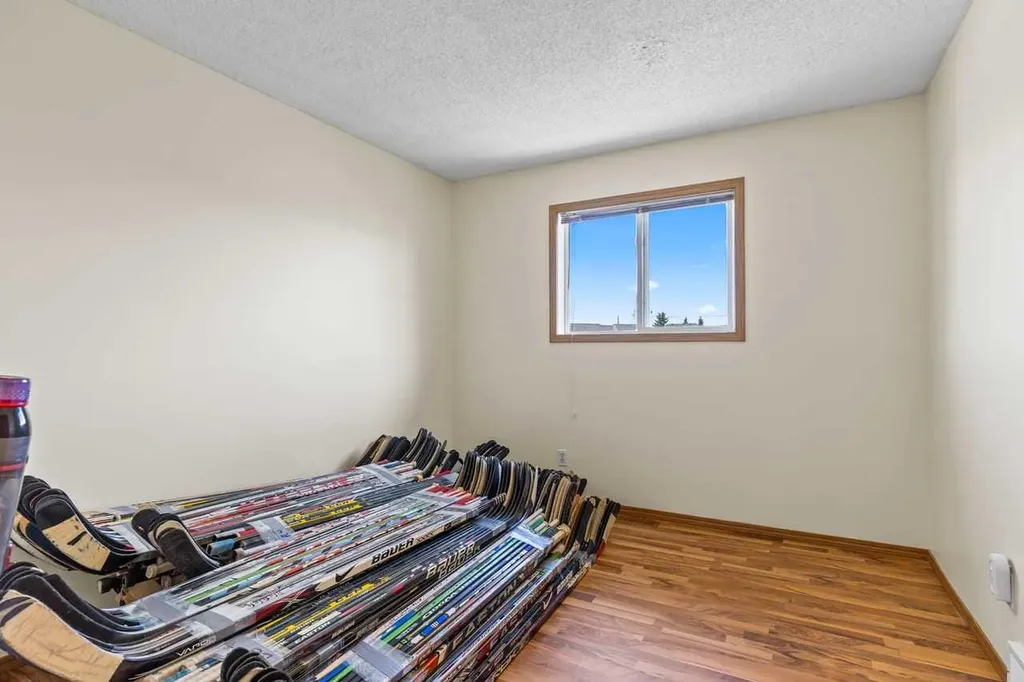 158 Saratoga Close NE Calgary AB T1Y 7A1