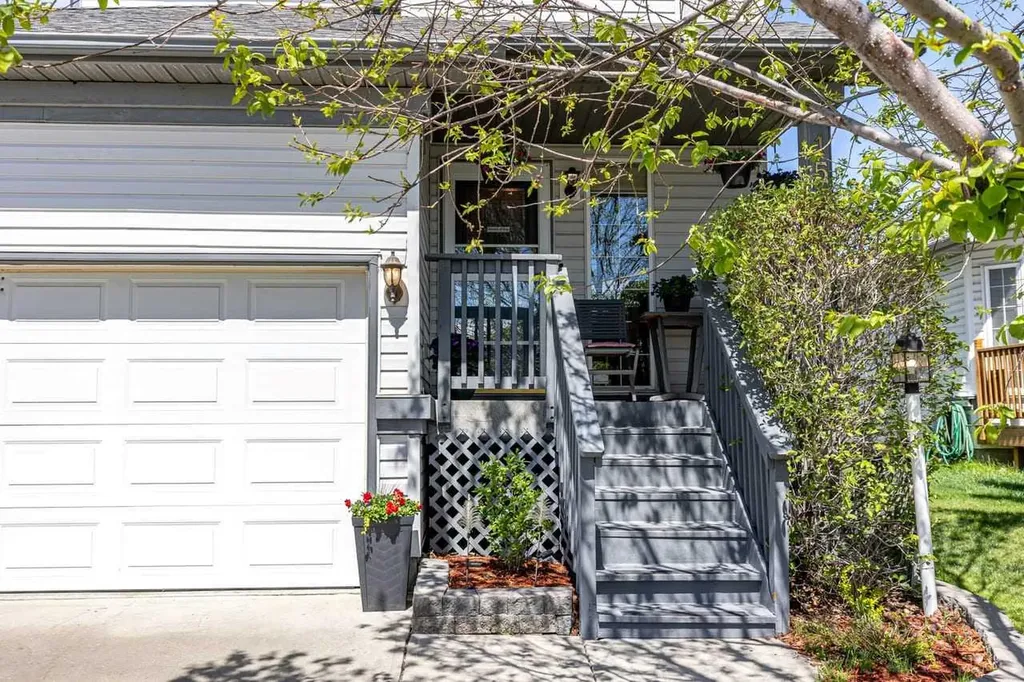 158 Saratoga Close NE Calgary AB T1Y 7A1
