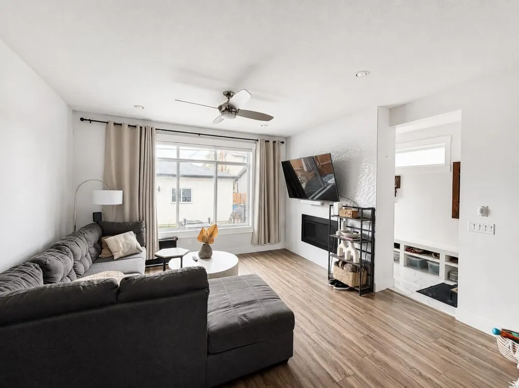4347 72 Street NW Calgary AB T3B 2L1