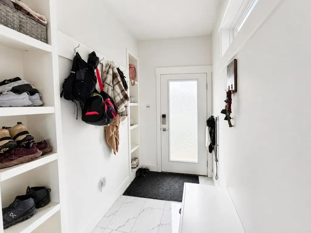 4347 72 Street NW Calgary AB T3B 2L1