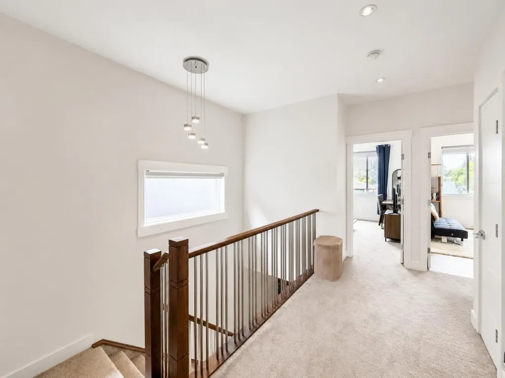4347 72 Street NW Calgary AB T3B 2L1