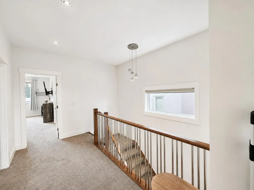4347 72 Street NW Calgary AB T3B 2L1