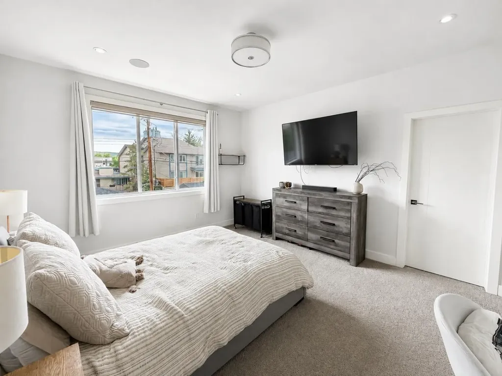 4347 72 Street NW Calgary AB T3B 2L1