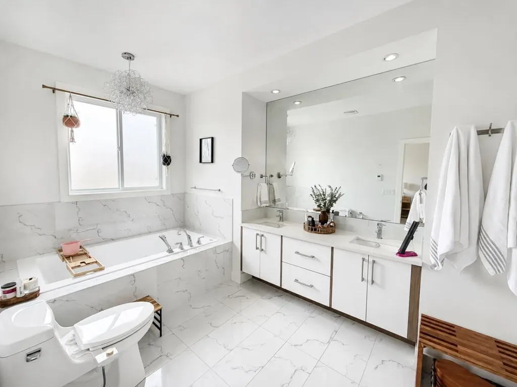 4347 72 Street NW Calgary AB T3B 2L1