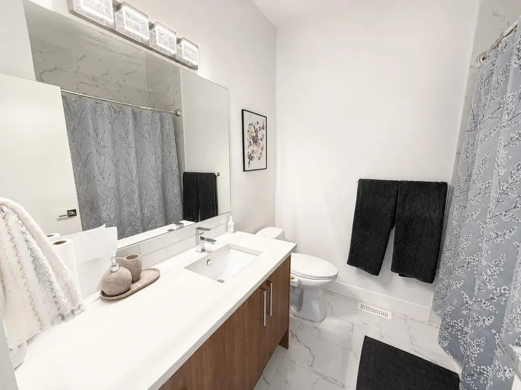 4347 72 Street NW Calgary AB T3B 2L1