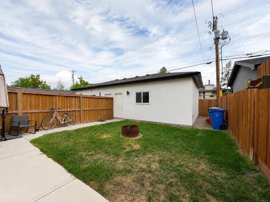 4347 72 Street NW Calgary AB T3B 2L1