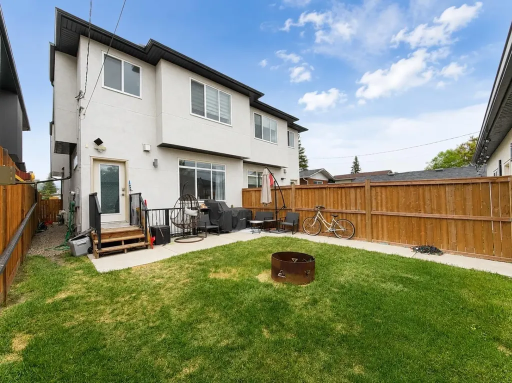 4347 72 Street NW Calgary AB T3B 2L1