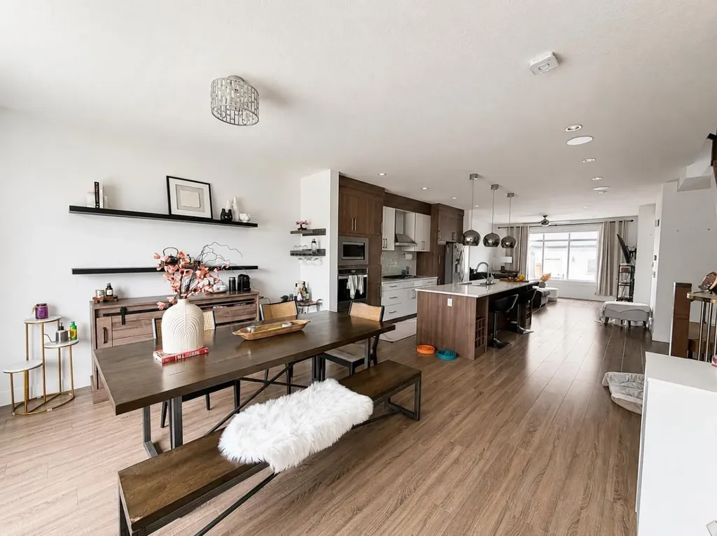 4347 72 Street NW Calgary AB T3B 2L1