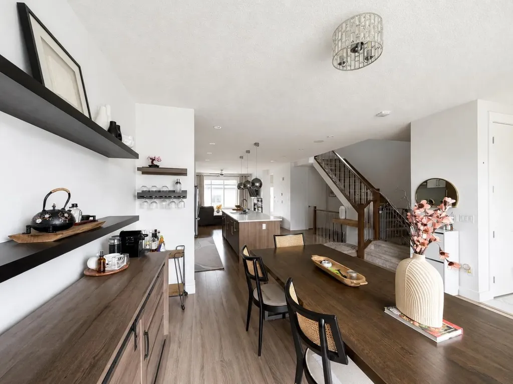 4347 72 Street NW Calgary AB T3B 2L1