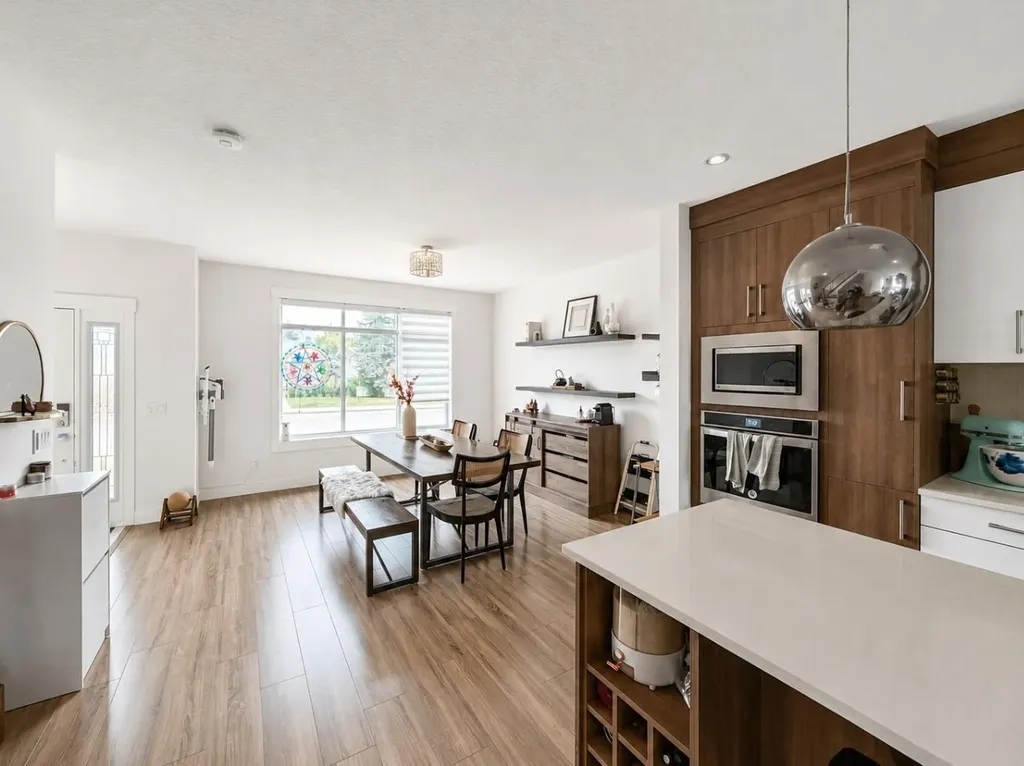 4347 72 Street NW Calgary AB T3B 2L1