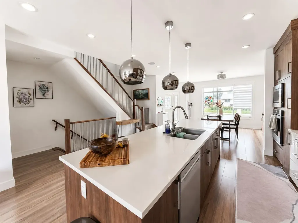 4347 72 Street NW Calgary AB T3B 2L1