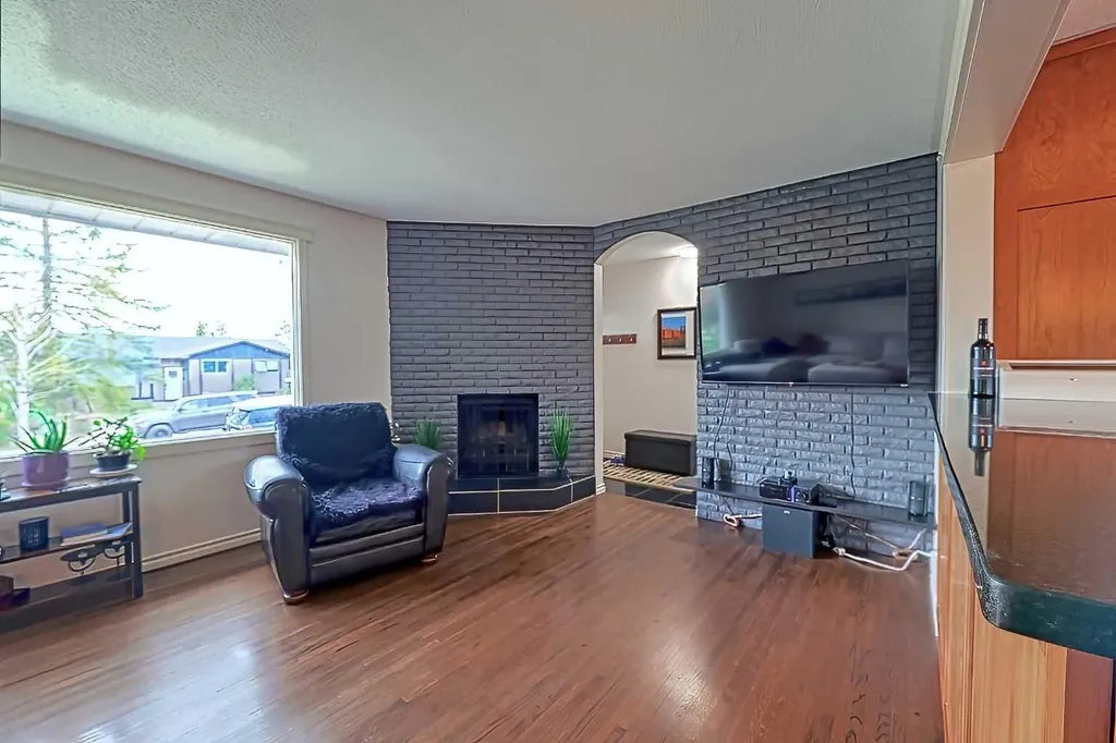 5940 Dalkeith Hill NW Calgary AB T3A 1G6