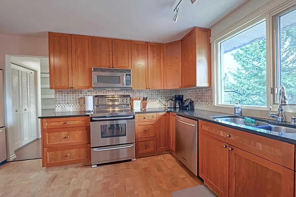 5940 Dalkeith Hill NW Calgary AB T3A 1G6