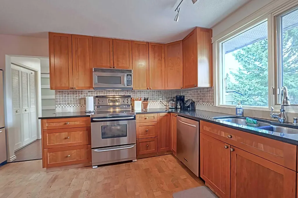 5940 Dalkeith Hill NW Calgary AB T3A 1G6