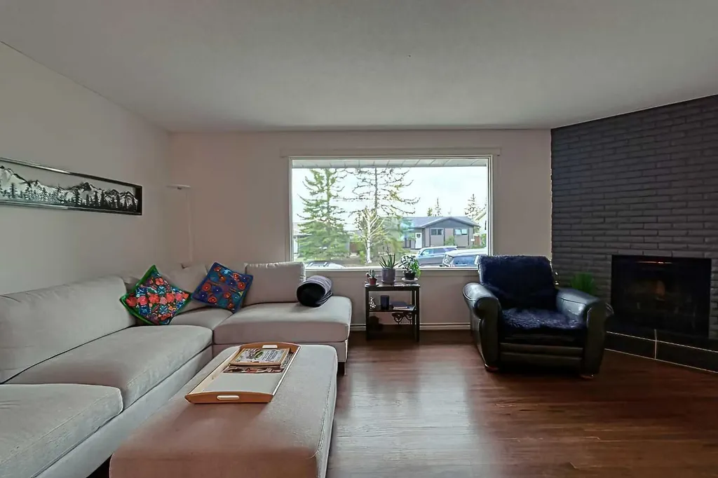 5940 Dalkeith Hill NW Calgary AB T3A 1G6