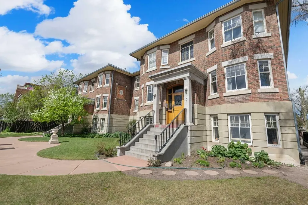 904 Memorial Drive NW Calgary AB T2N 3C9