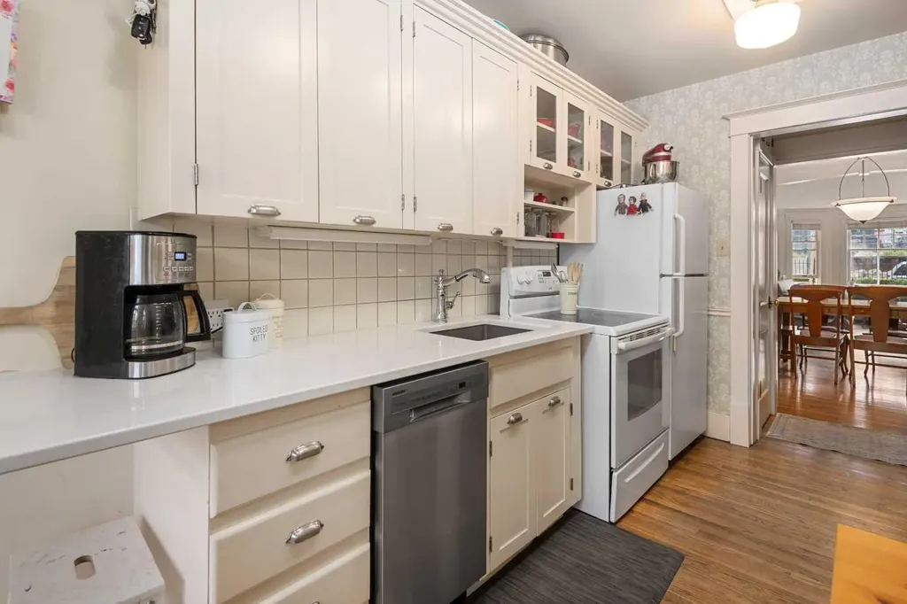 904 Memorial Drive NW Calgary AB T2N 3C9