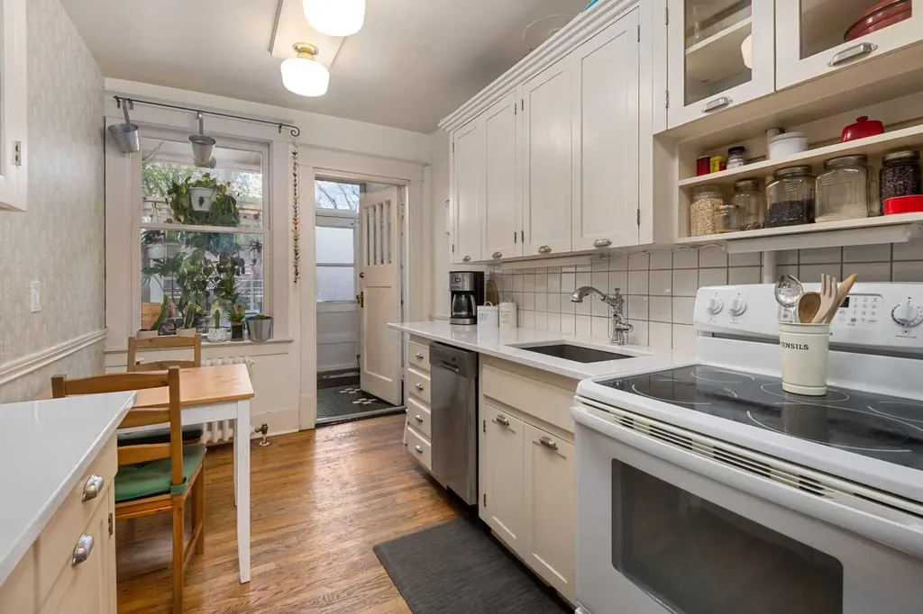904 Memorial Drive NW Calgary AB T2N 3C9