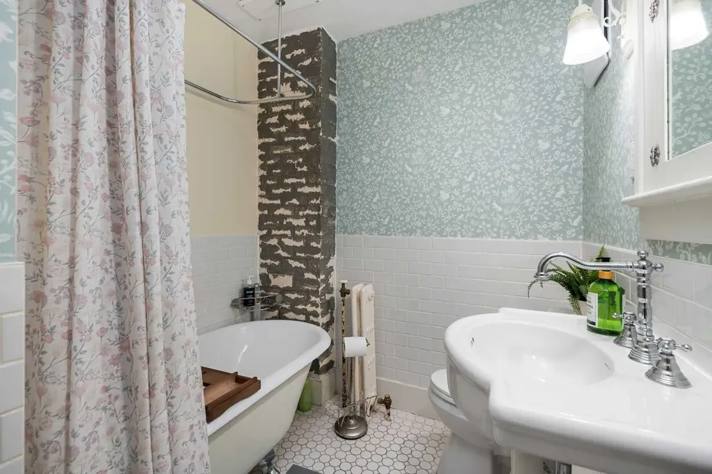 904 Memorial Drive NW Calgary AB T2N 3C9