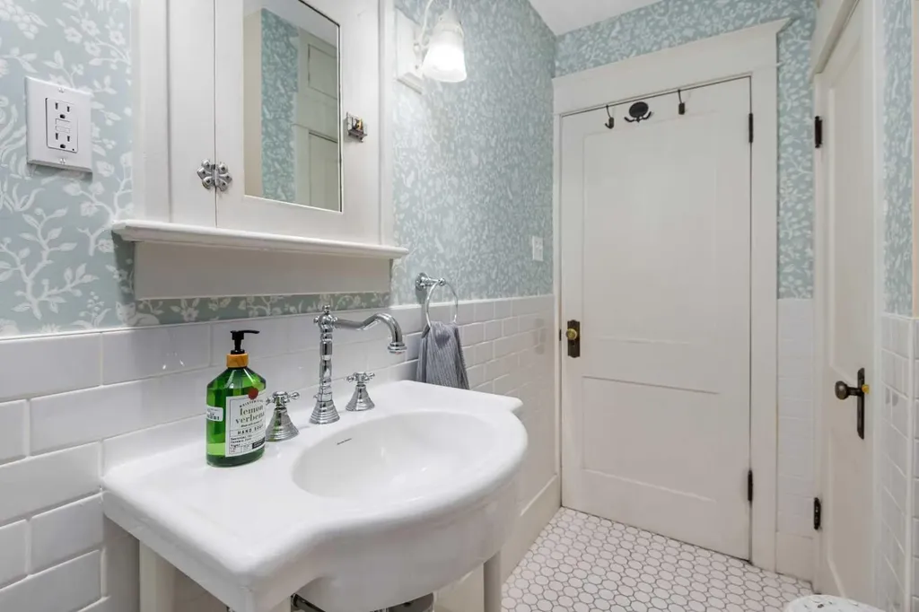 904 Memorial Drive NW Calgary AB T2N 3C9