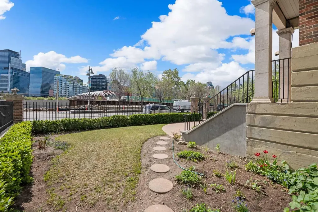 904 Memorial Drive NW Calgary AB T2N 3C9
