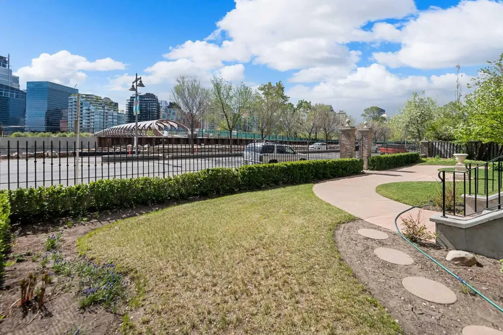 904 Memorial Drive NW Calgary AB T2N 3C9