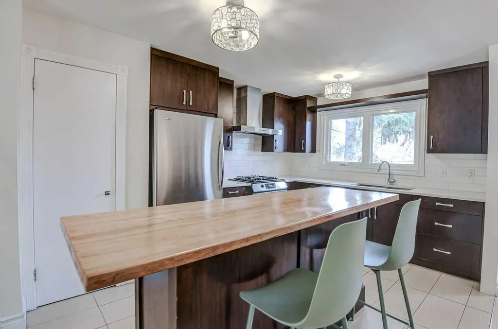 8116 33 Avenue NW Calgary AB T3B 1L8