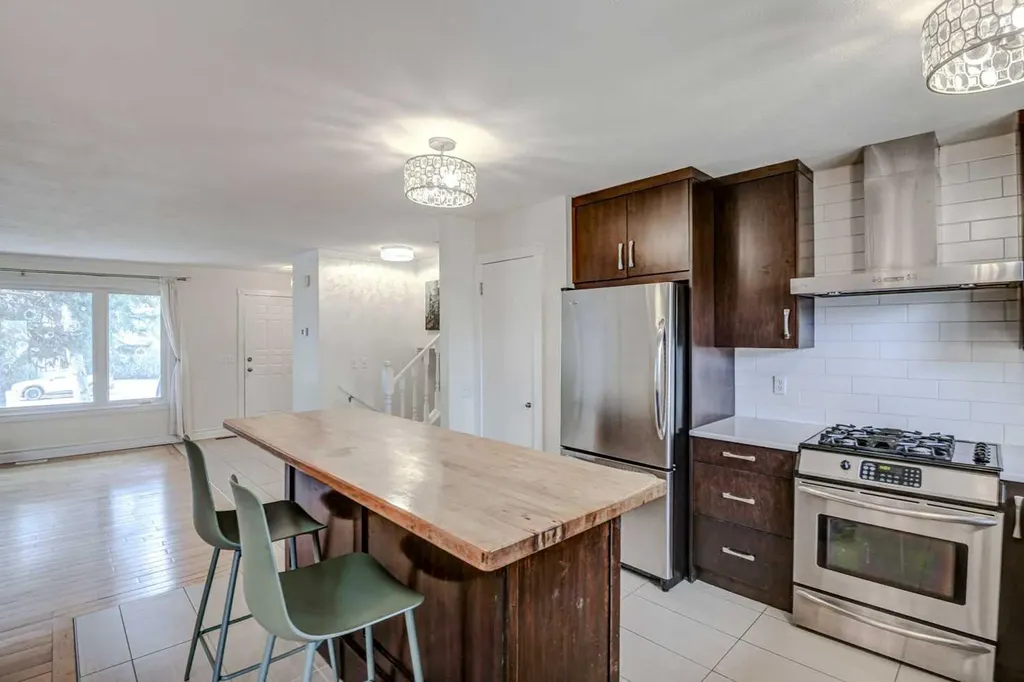8116 33 Avenue NW Calgary AB T3B 1L8