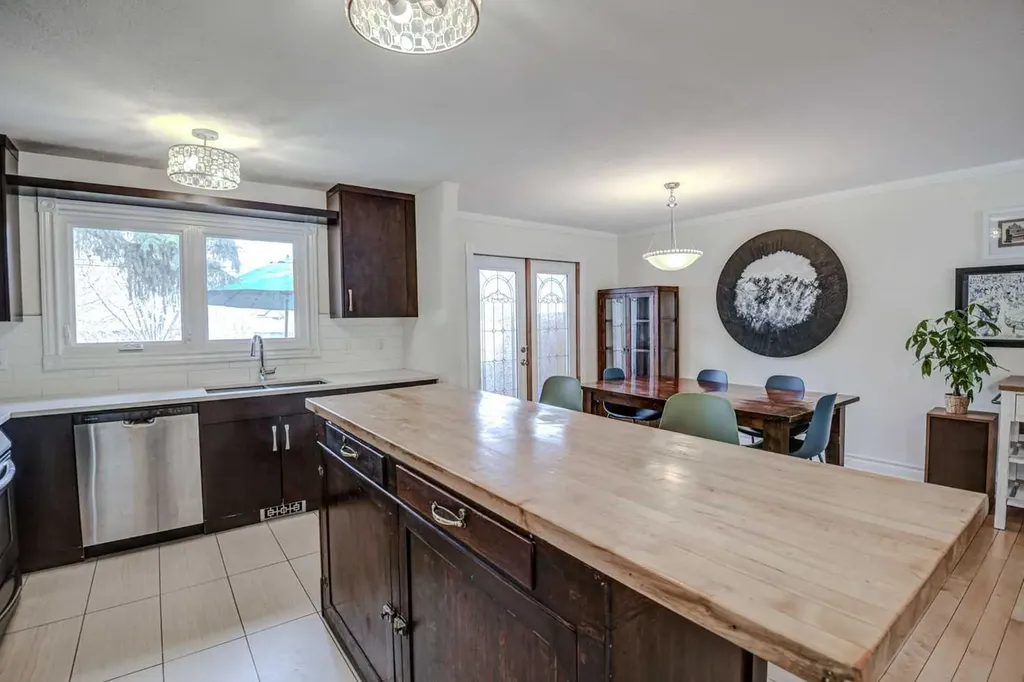 8116 33 Avenue NW Calgary AB T3B 1L8