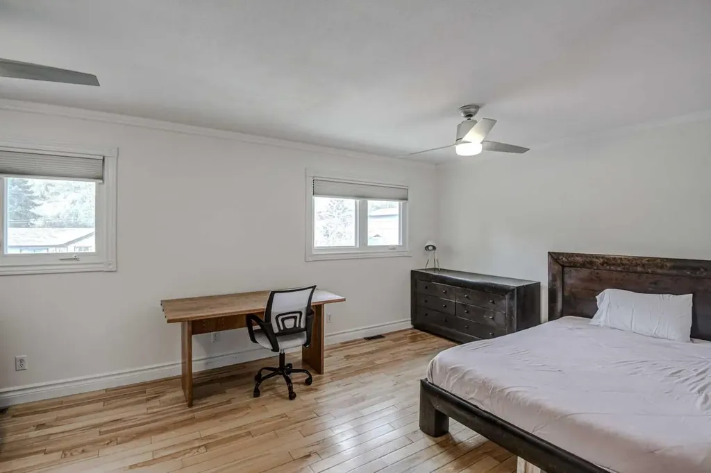 8116 33 Avenue NW Calgary AB T3B 1L8