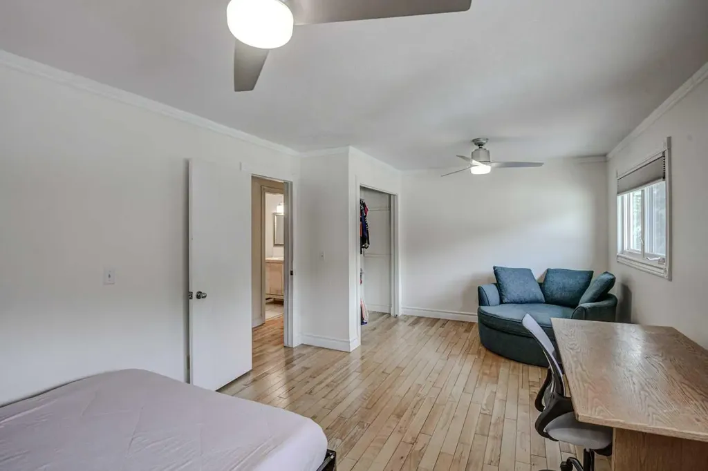 8116 33 Avenue NW Calgary AB T3B 1L8
