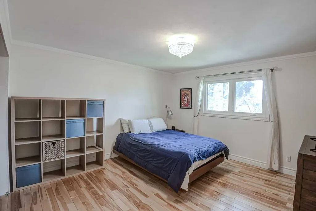 8116 33 Avenue NW Calgary AB T3B 1L8