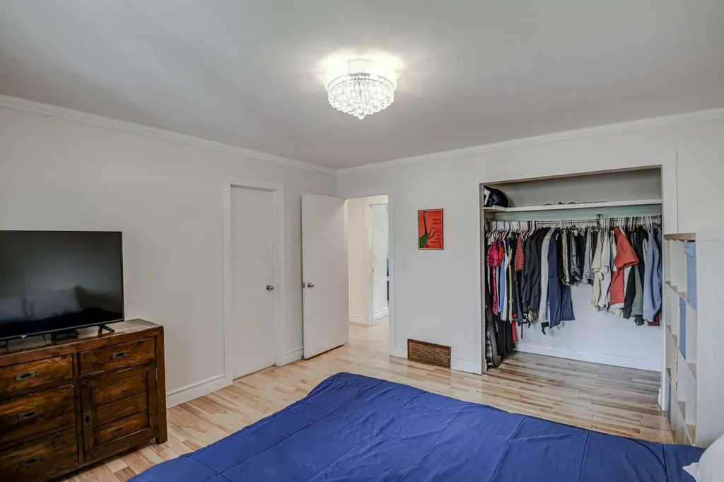 8116 33 Avenue NW Calgary AB T3B 1L8