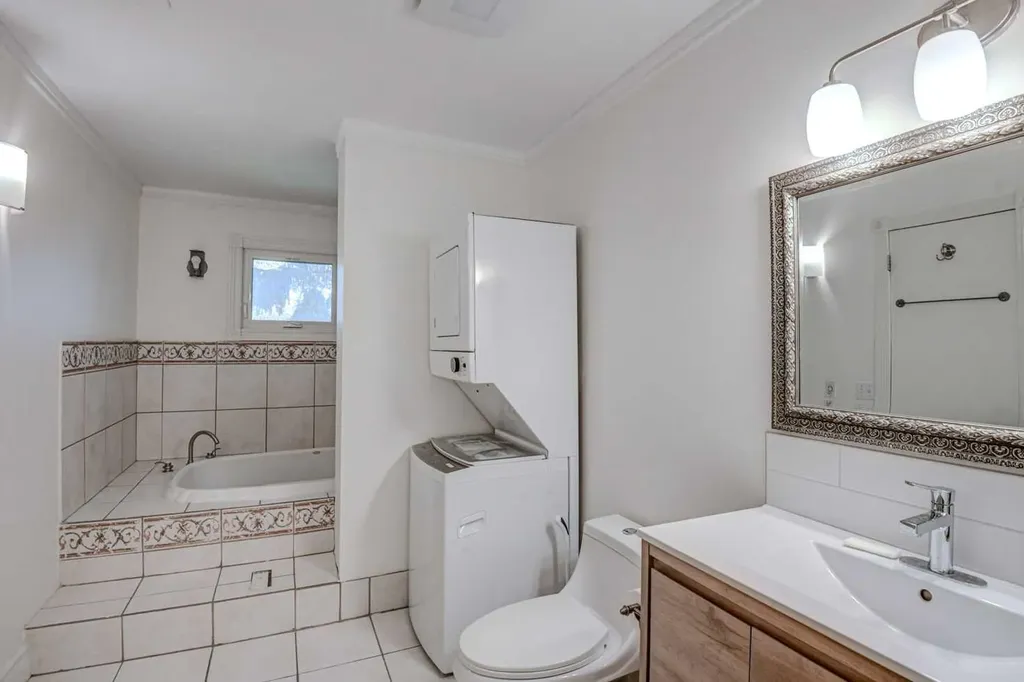 8116 33 Avenue NW Calgary AB T3B 1L8