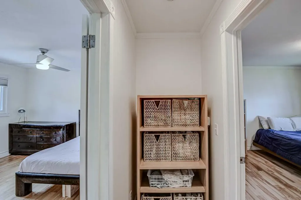 8116 33 Avenue NW Calgary AB T3B 1L8